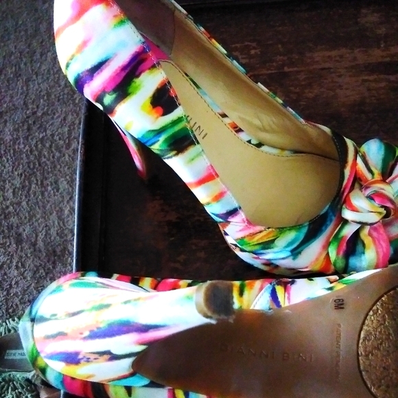 Women's Gianni Bini Flower Heels Size 6 - Picture 5 of 6